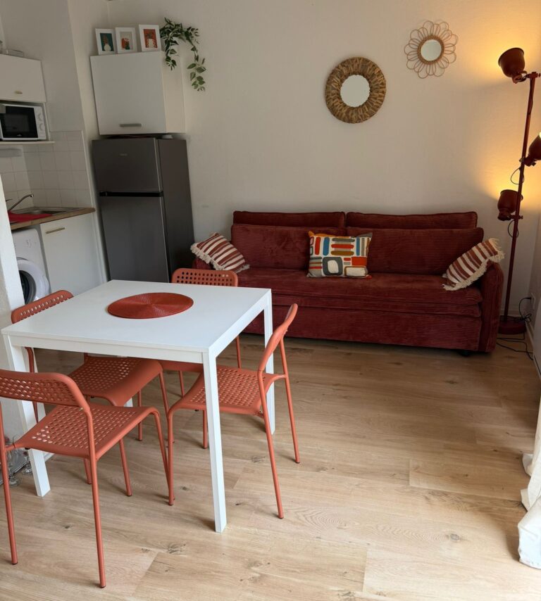Coin repas & coin détente - location vacances T2 Capvern-les-Bains